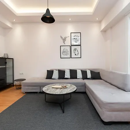 Modern Family W/balcony Near Acropolis Apartment *